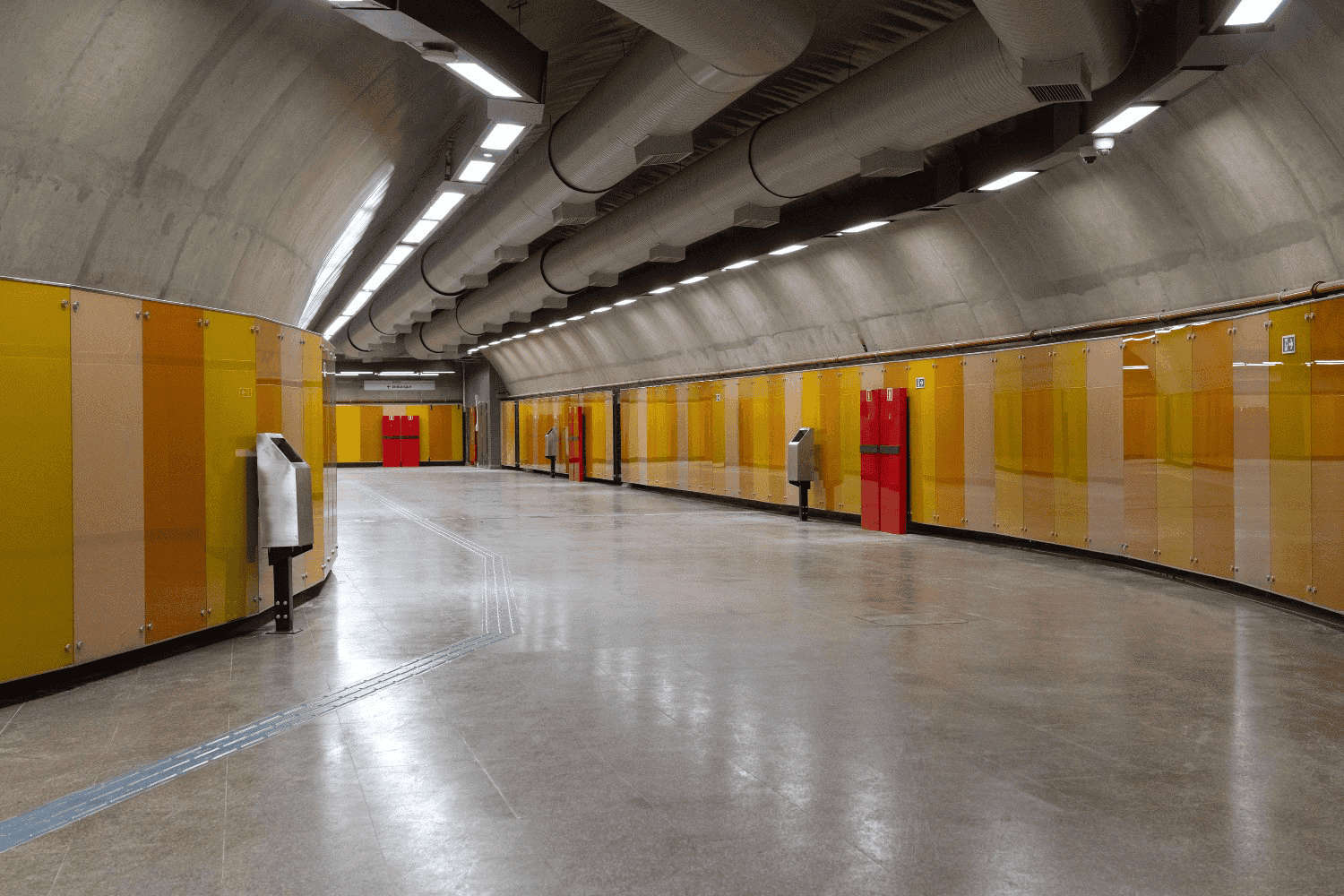 Entrada da estação de metrô ao lado do Aeroporto de Congonhas, próxima ao Bandeira Park