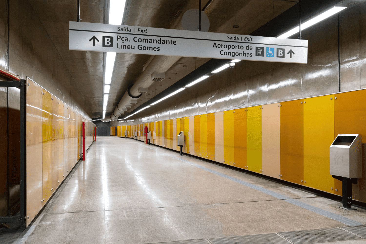 Acesso da estação de metrô de Congonhas, conectada ao túnel que leva ao Bandeira Park