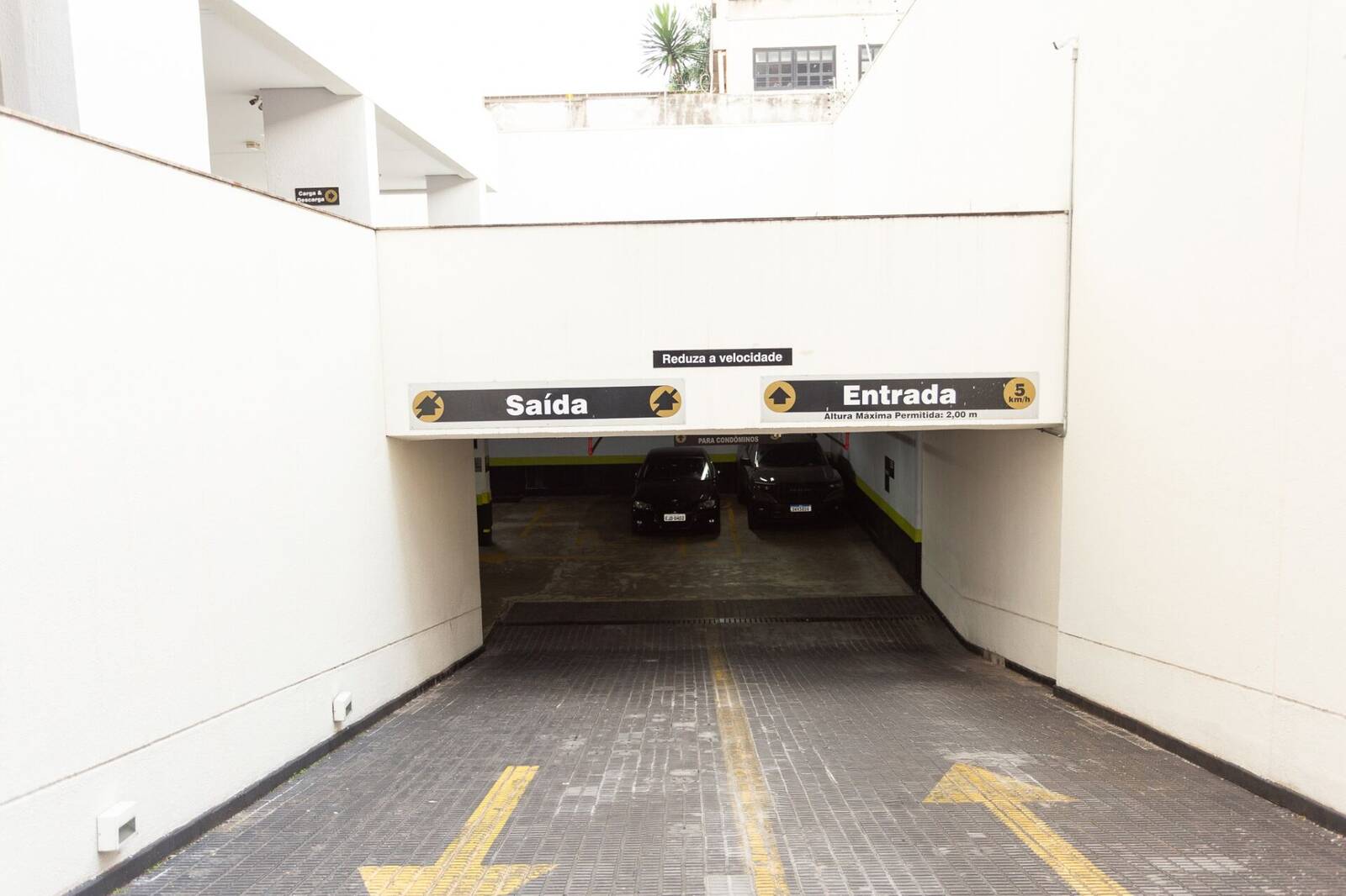 Acessos de entrada e saída de veículos do estacionamento Bandeira Park Congonhas