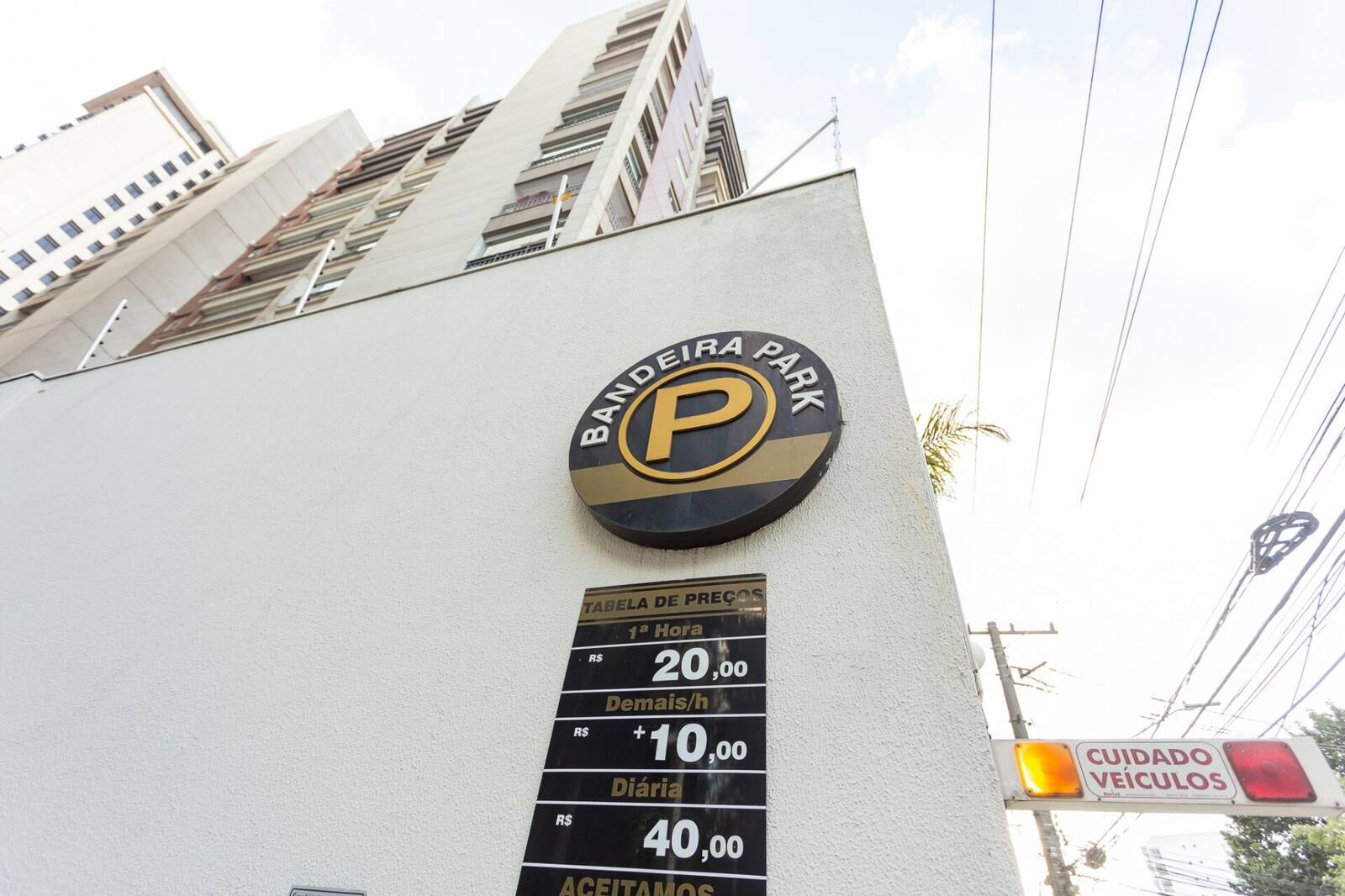 Fachada do Bandeira Park Congonhas com o logotipo da rede em destaque