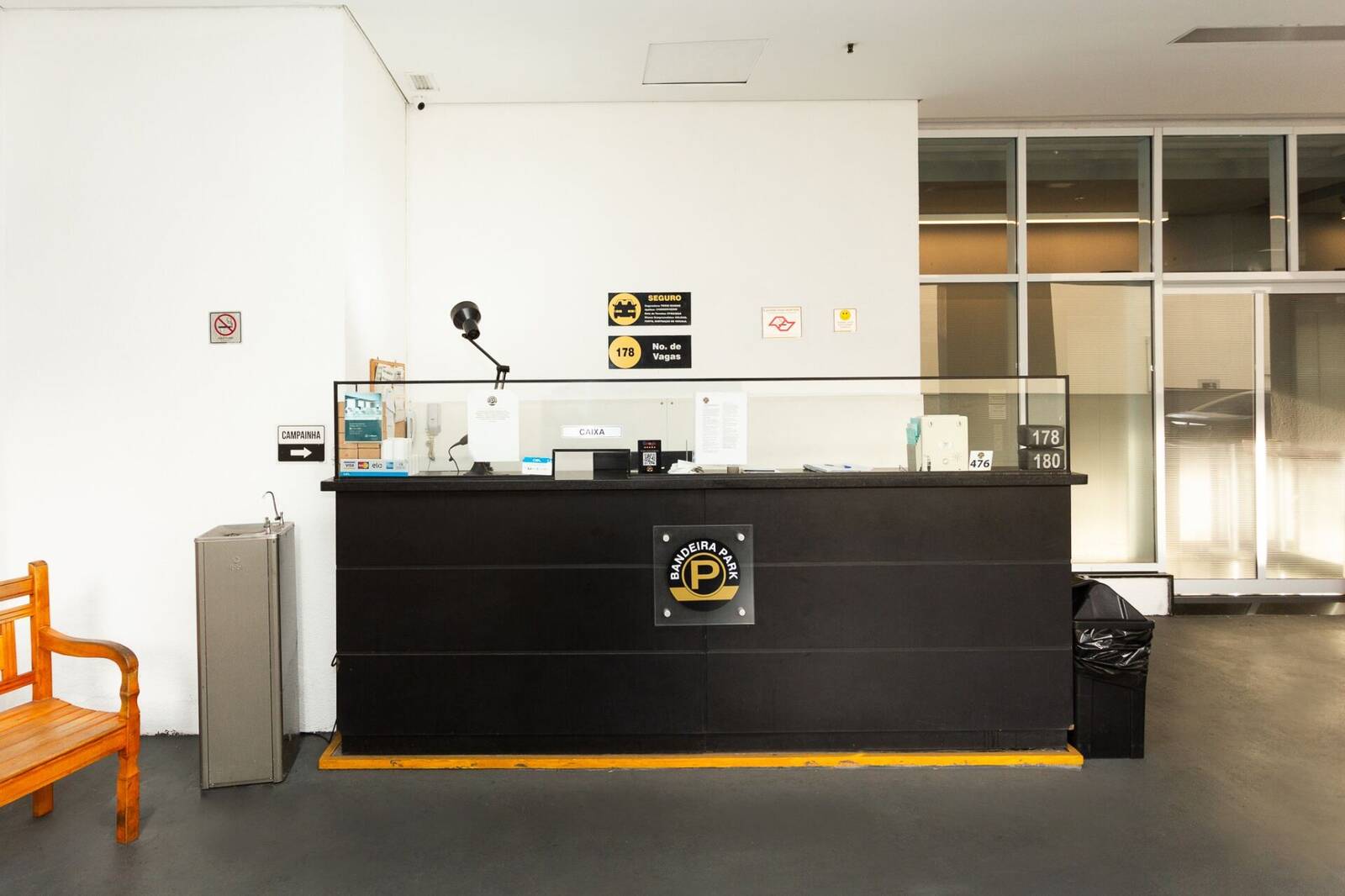 Balcão de recepção do Bandeira Park Congonhas para o check-in dos clientes