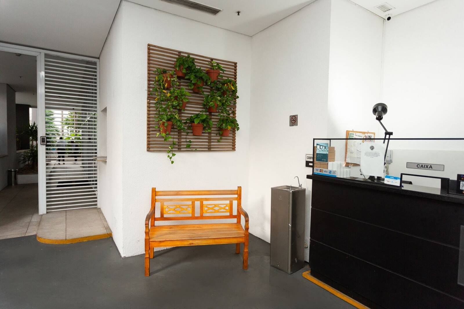 Sala de espera do Bandeira Park Congonhas com assentos para clientes