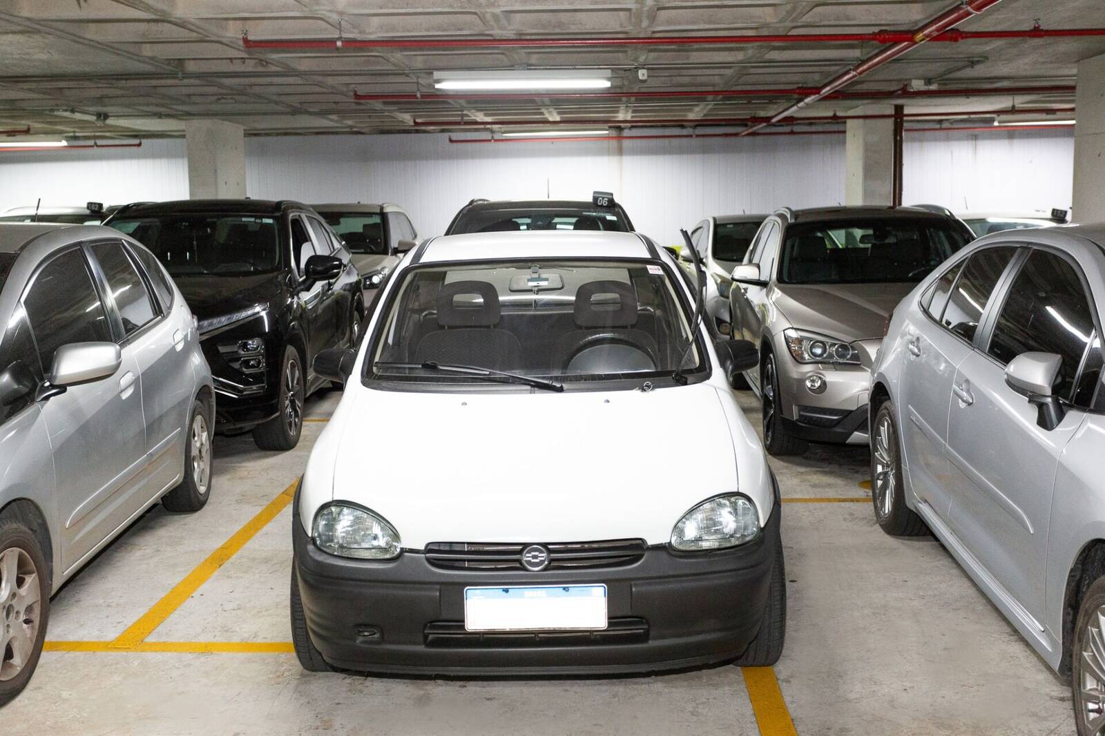 Veículos de clientes estacionados no subsolo do Bandeira Park Congonhas
