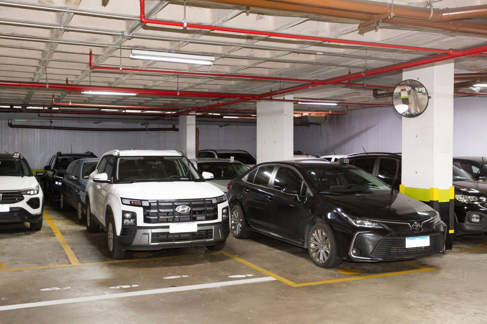 SUVs estacionados nas vagas do subsolo do Bandeira Park Congonhas
