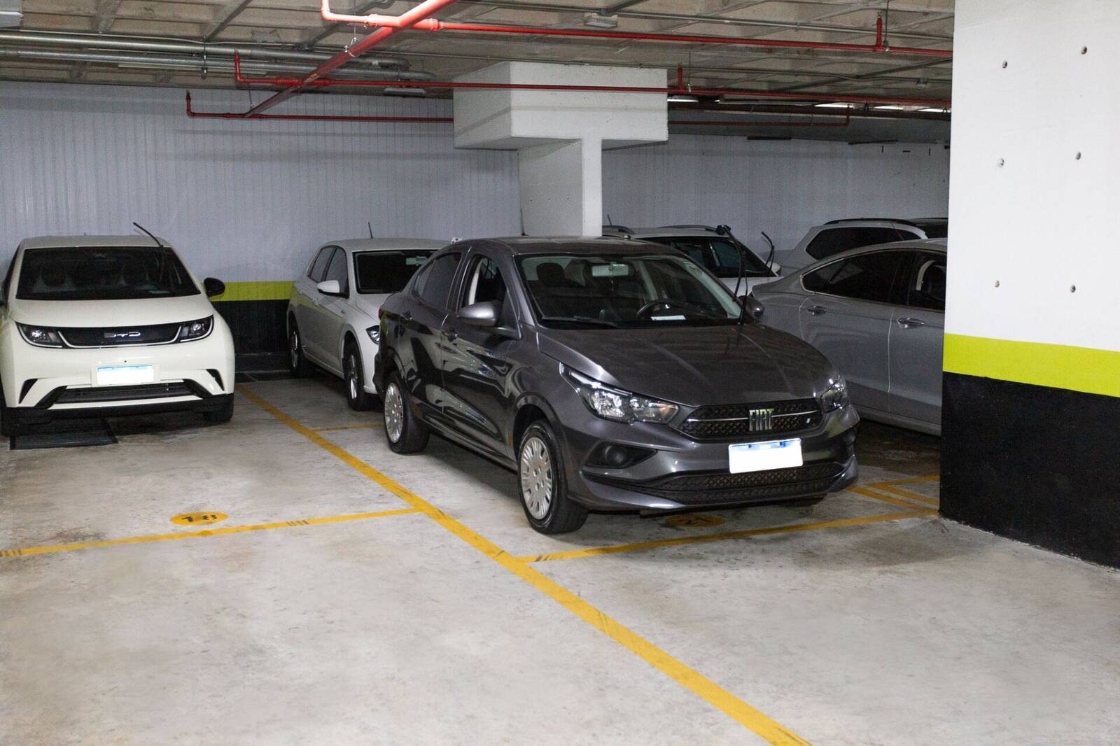 Vagas demarcadas no subsolo coberto do estacionamento Bandeira Park Congonhas