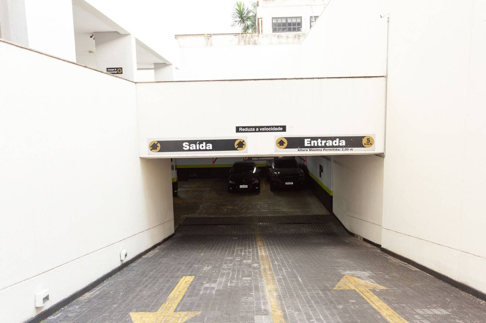 Acessos de entrada e saída de veículos do estacionamento Bandeira Park Congonhas