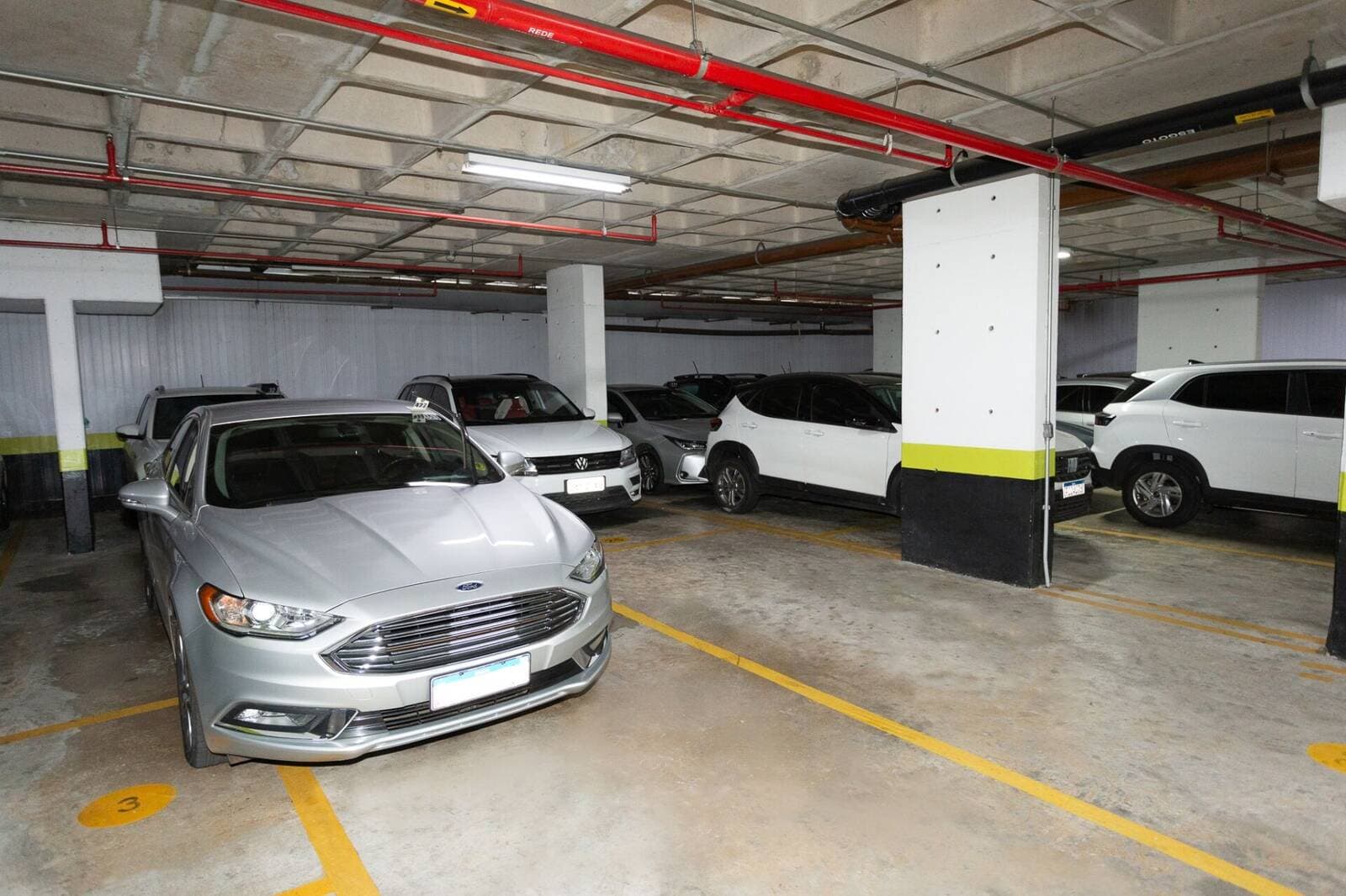 Subsolo amplo do Bandeira Park Congonhas com corredores largos de circulação