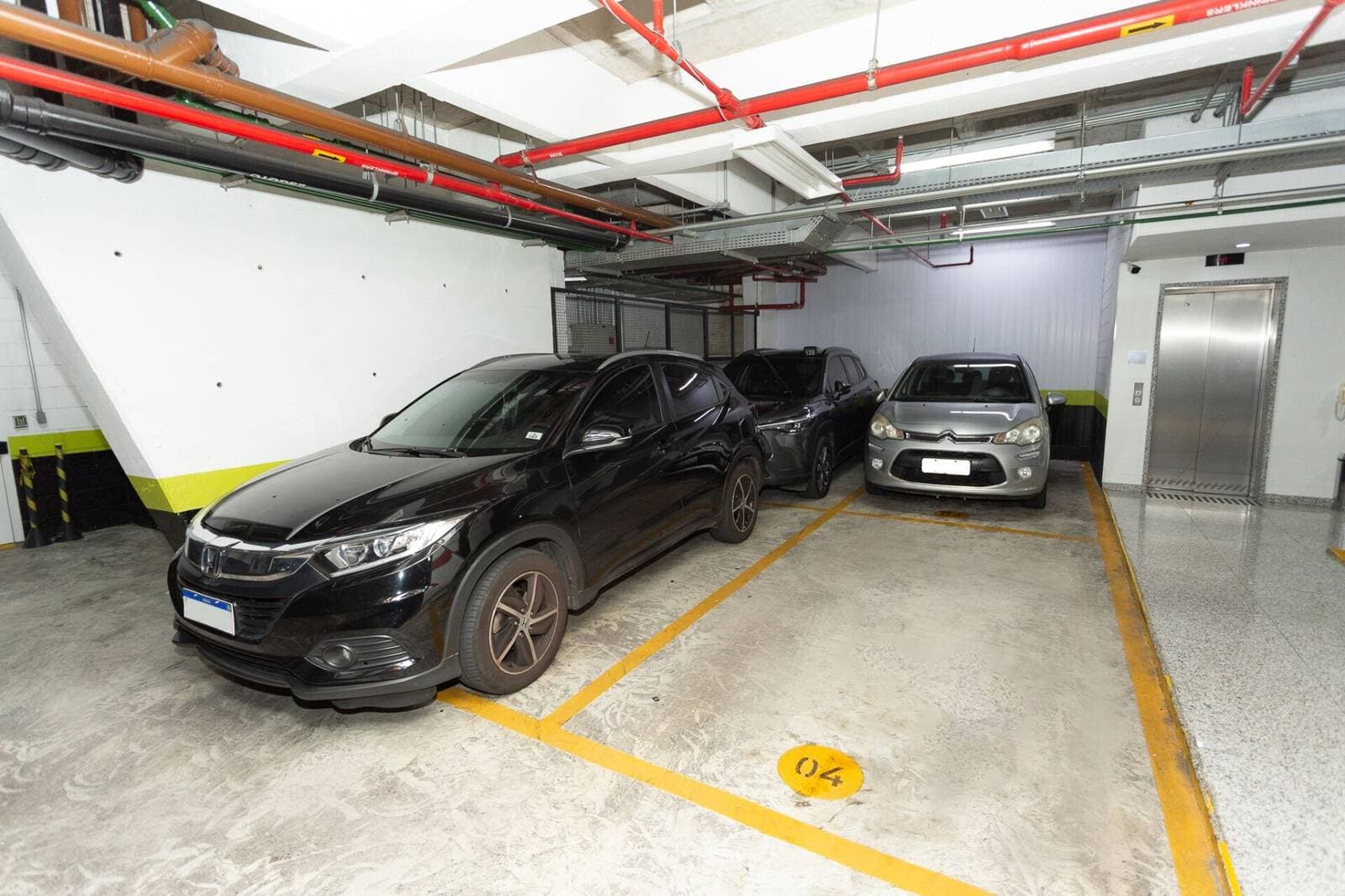 Elevador de acesso no subsolo do estacionamento Bandeira Park Congonhas