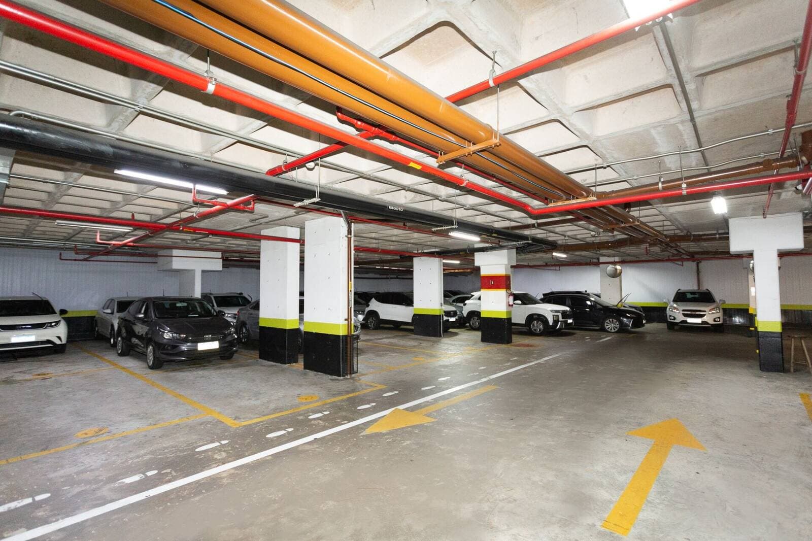 Vista panorâmica do subsolo do Bandeira Park Congonhas com vagas 100% cobertas
