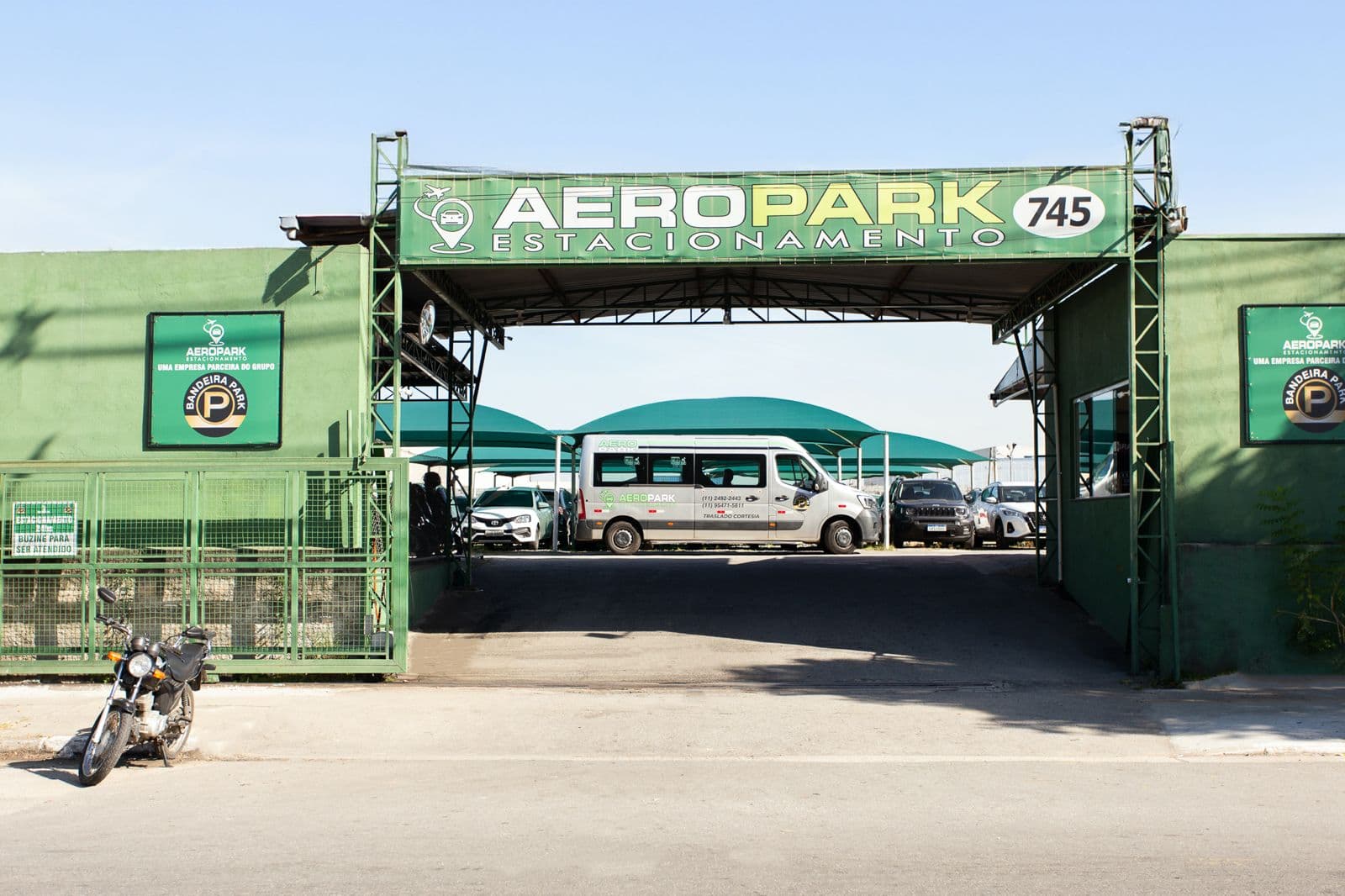 Fachada da unidade Aeropark do Bandeira Park, que atende o Aeroporto de Guarulhos