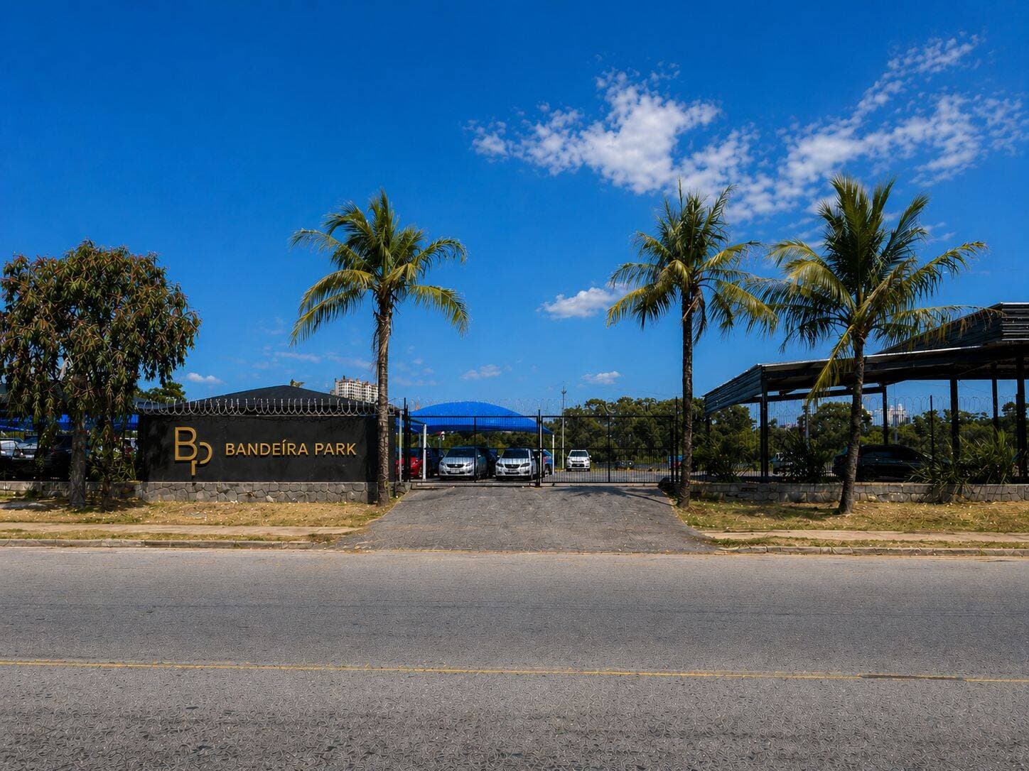Fachada e portão de entrada do Bandeira Park em Guarulhos, na Av. Novo Brasil, em Cumbica