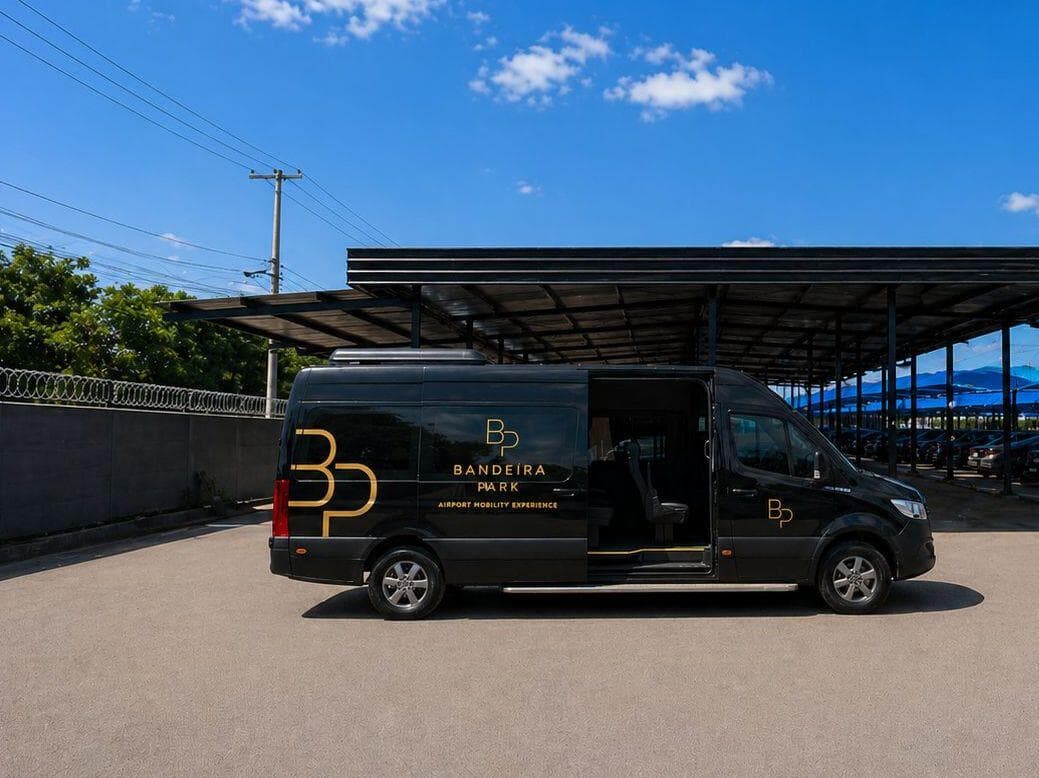 Van Mercedes-Benz Sprinter do transfer gratuito sob a cobertura do pátio do Bandeira Park Guarulhos