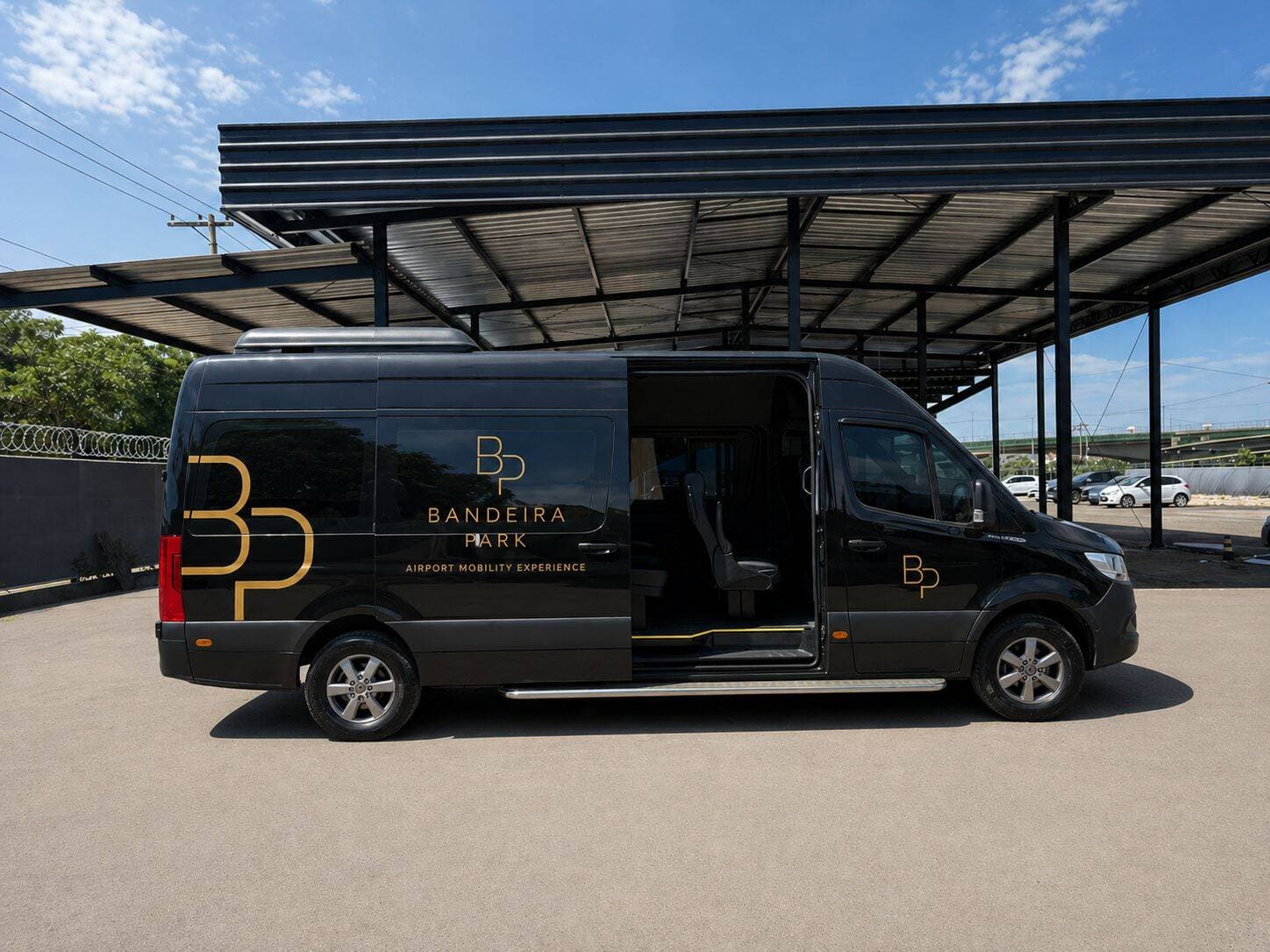Lateral da Sprinter do Bandeira Park estacionada no pátio coberto da unidade de Guarulhos