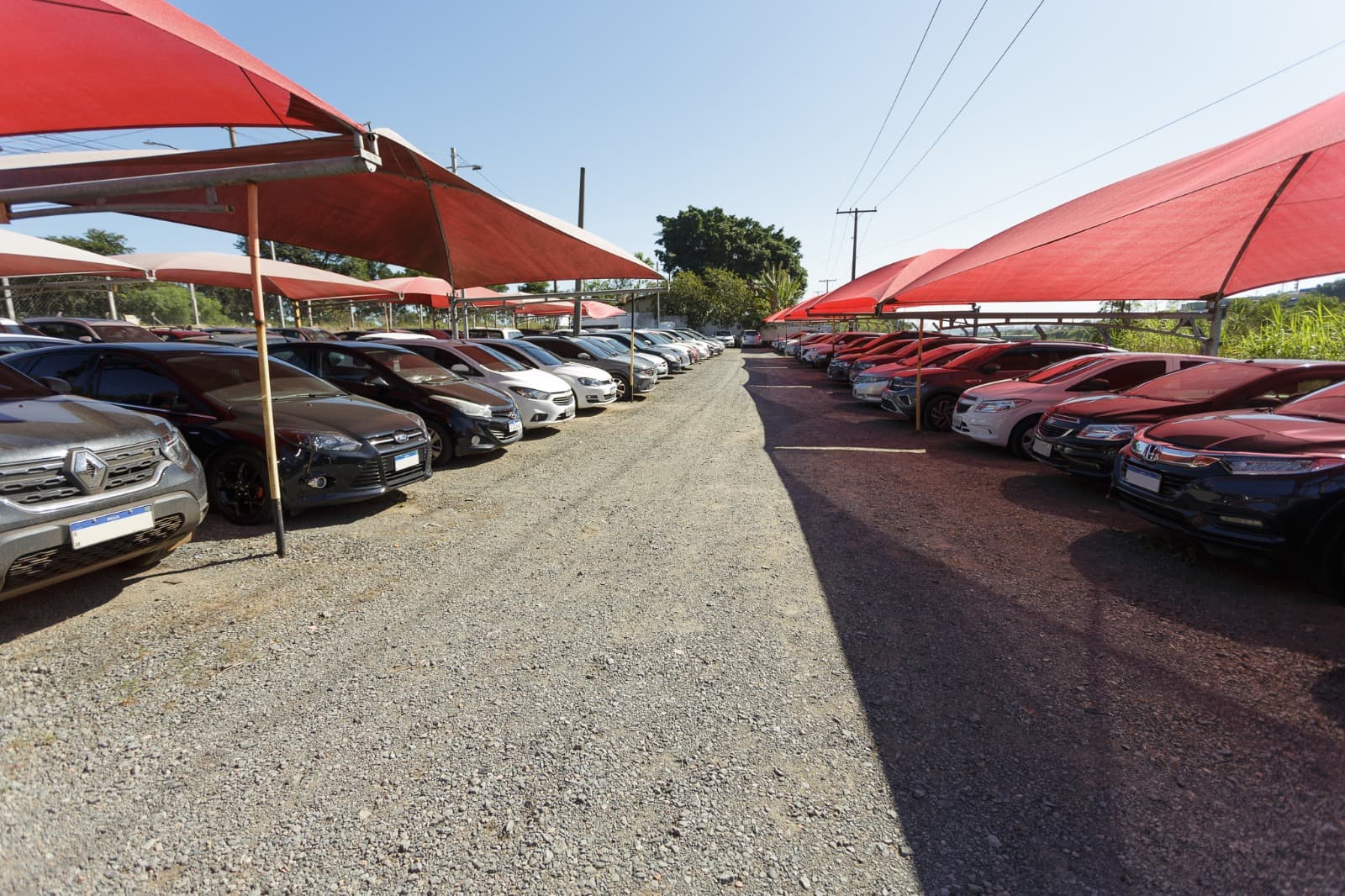 Área coberta do estacionamento Bandeira Park Viracopos com vagas demarcadas