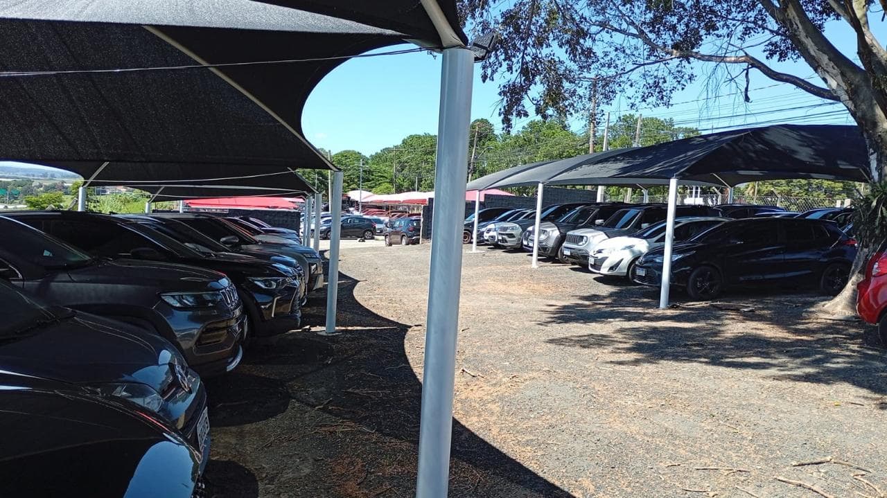Pátio coberto do Bandeira Park Viracopos com carros de clientes estacionados