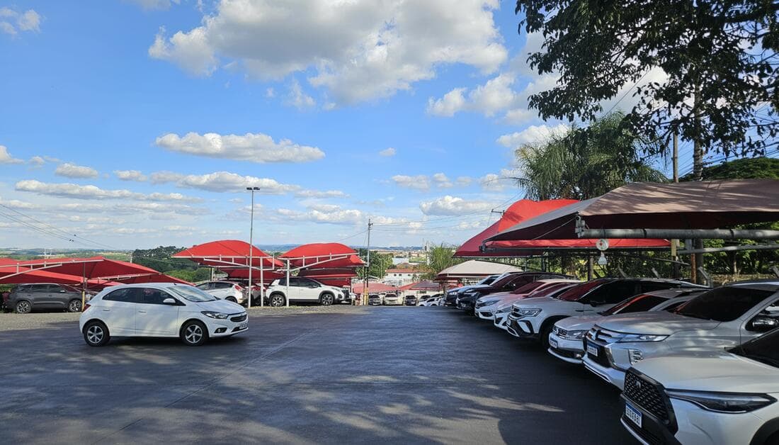 Pátio amplo do Bandeira Park Viracopos com fileiras de coberturas vermelhas