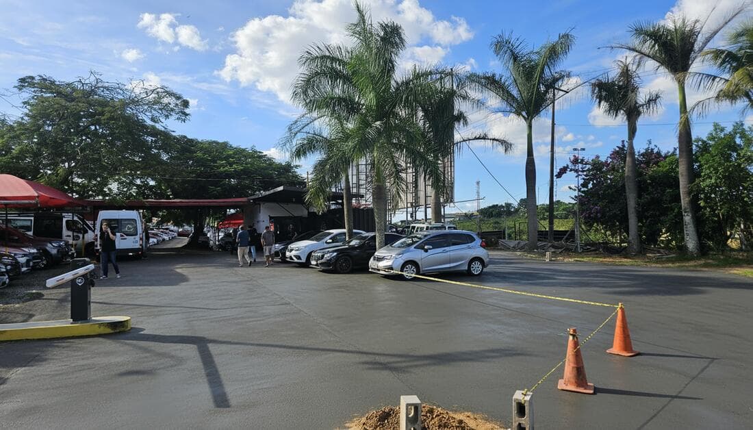 Entrada do pátio do Bandeira Park Viracopos com van de transfer e veículos estacionados