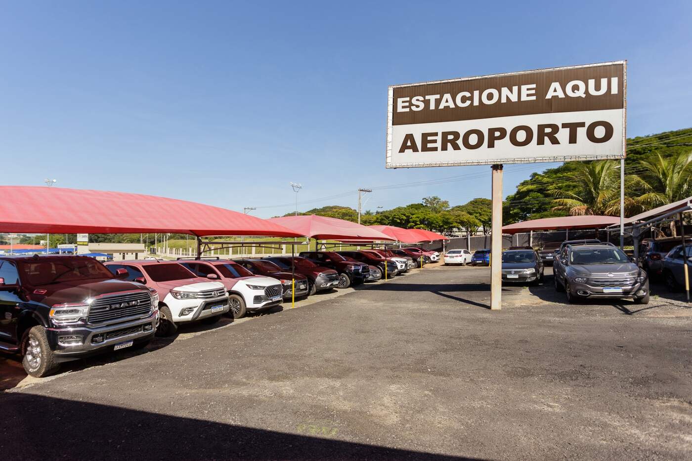 Placa de sinalização do Aeroporto de Viracopos no caminho da unidade Bandeira Park
