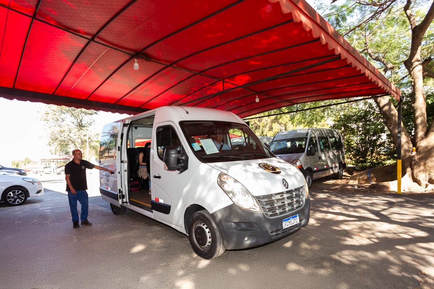 Van do transfer gratuito do Bandeira Park Viracopos pronta para sair rumo ao terminal