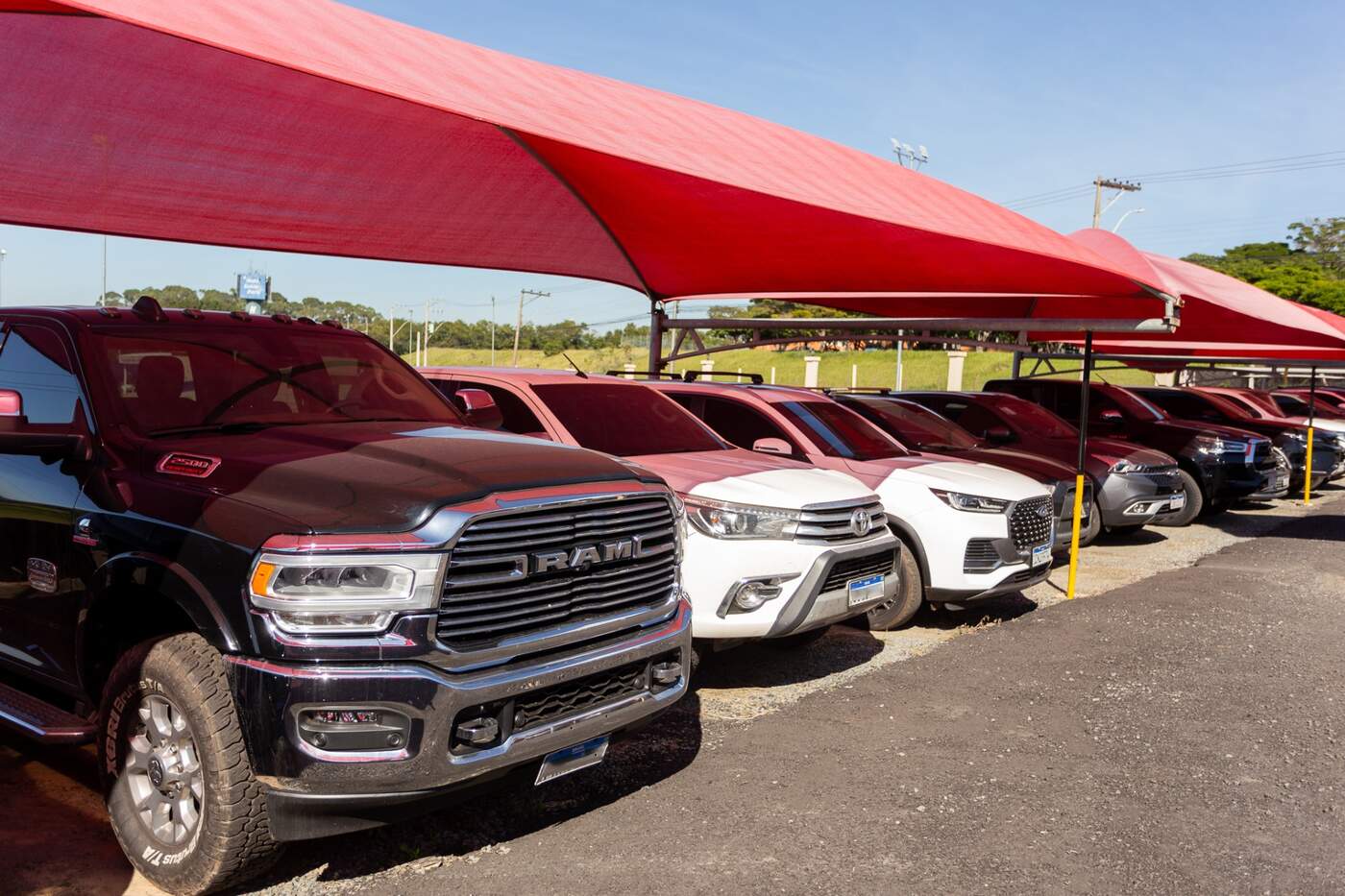 SUVs estacionados nas vagas cobertas do estacionamento Bandeira Park Viracopos