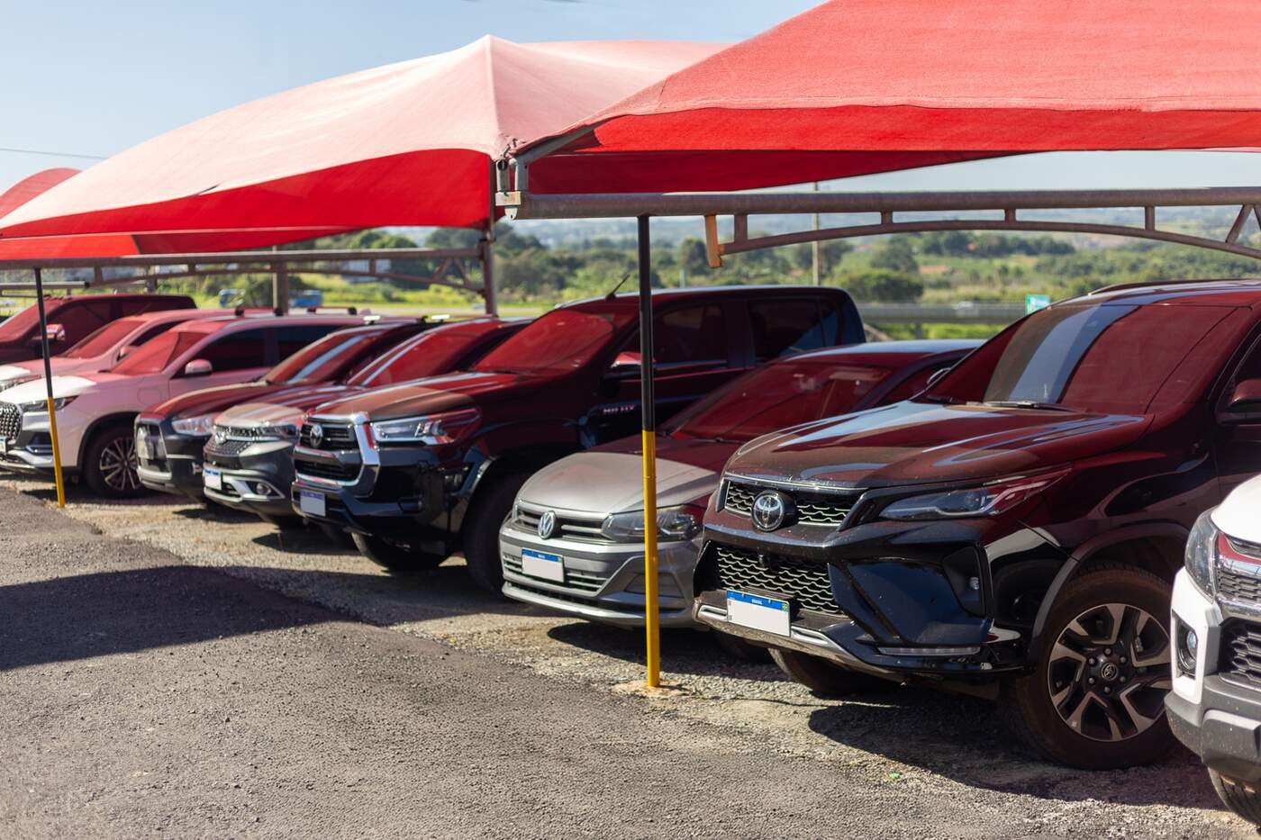 Carros estacionados nas vagas cobertas do Bandeira Park Viracopos, em Campinas