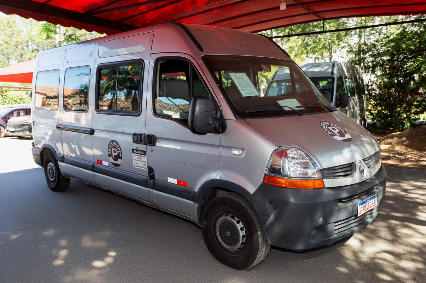 Van executiva da frota do transfer gratuito do Bandeira Park em Viracopos