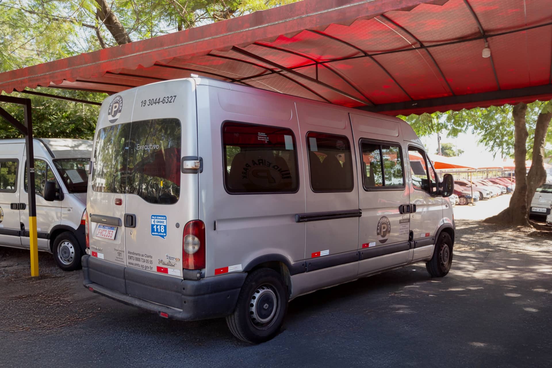 Traseira da van do transfer do Bandeira Park Viracopos com o logotipo da rede