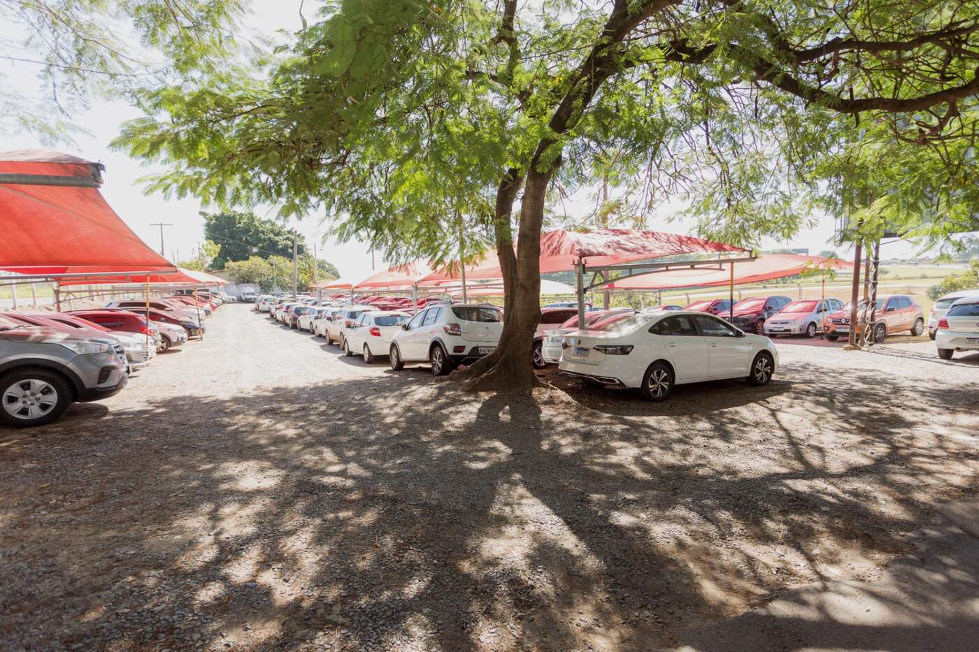 Vista geral das vagas do estacionamento Bandeira Park perto do Aeroporto de Viracopos