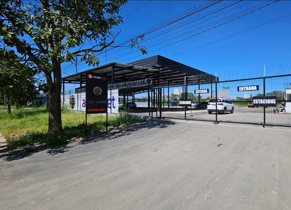 Portão de entrada e pátio coberto do Bandeira Park Guarulhos, na Av. Novo Brasil, 954, perto do Aeroporto de Guarulhos (GRU)