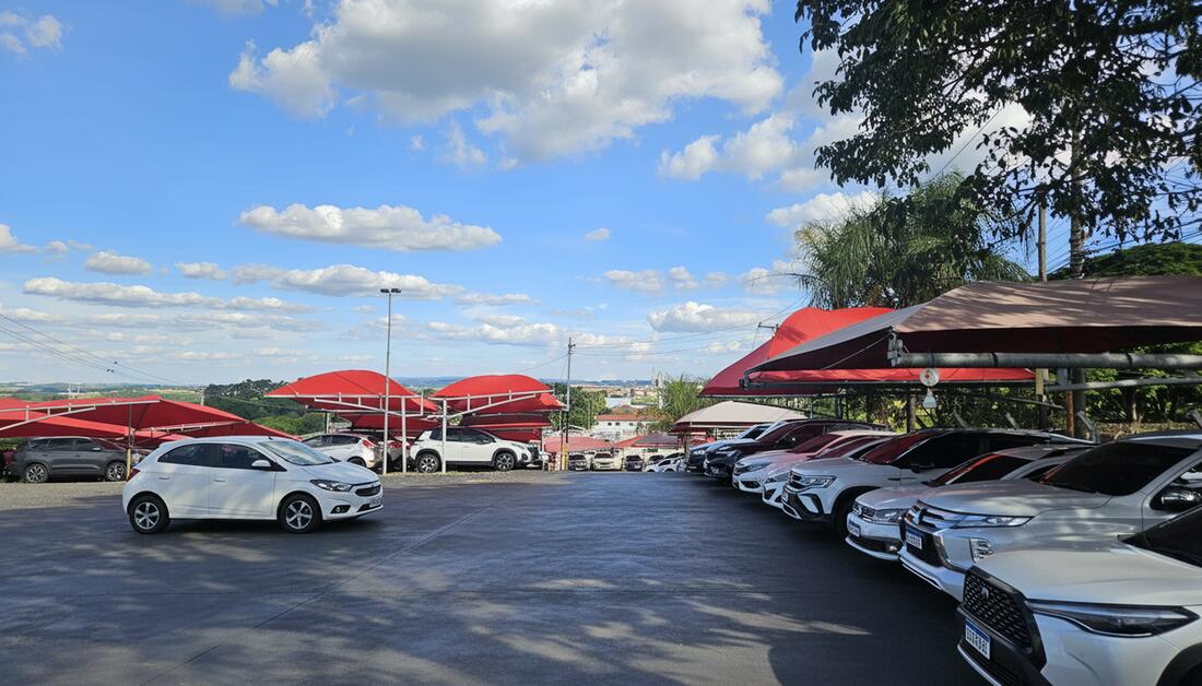 Estacionamento Viracopos - Pátio amplo com coberturas vermelhas